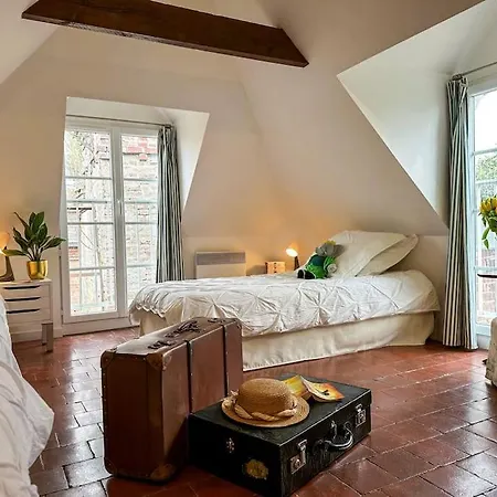 Chateau Le Bas Bleu, Maison D'hotes L'independance : 12p Holiday home