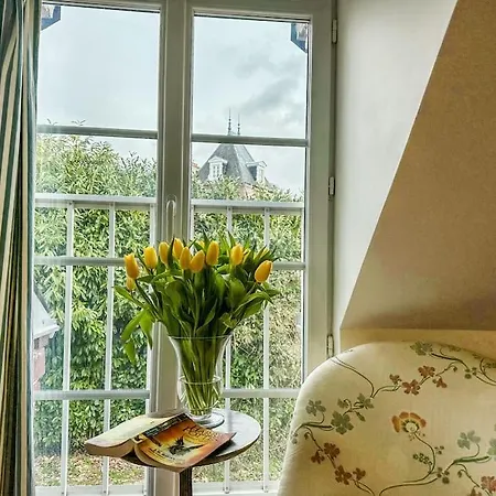 Chateau Le Bas Bleu, Maison D'hotes L'independance : 12p Holiday home Quesnoy-le-Montant